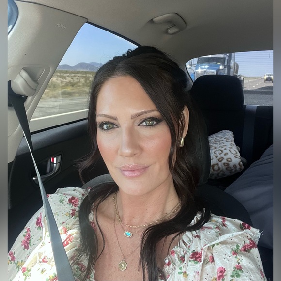 Meet Your Posher, Jaclynne - Picture 2 of 2